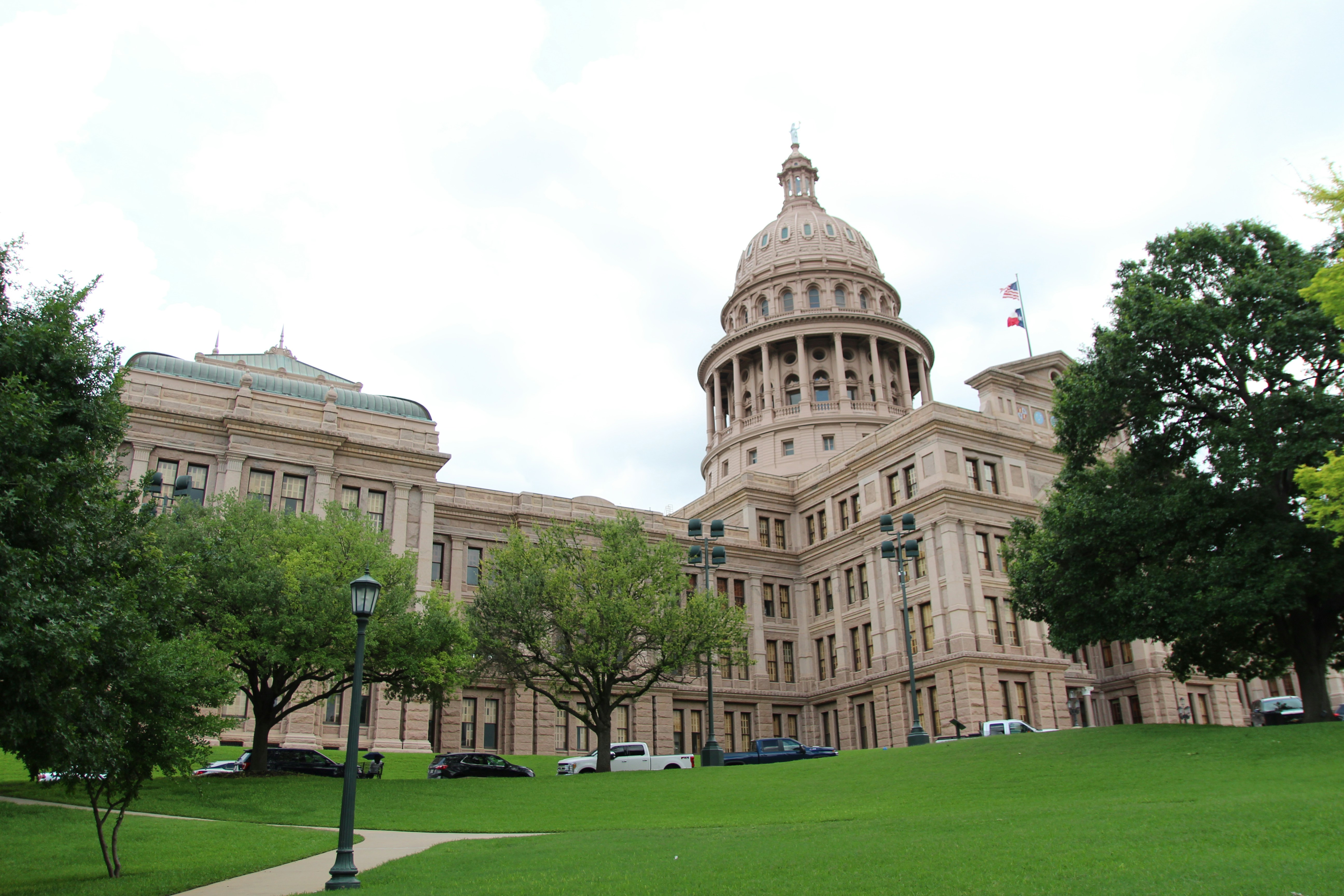 ALT= Debt Collection Agency Chattanooga TN + picture of goverment building in Chattanooga TN + green grass + blue sky